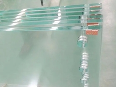 Τρύπες στο γυάλινο πάνελ